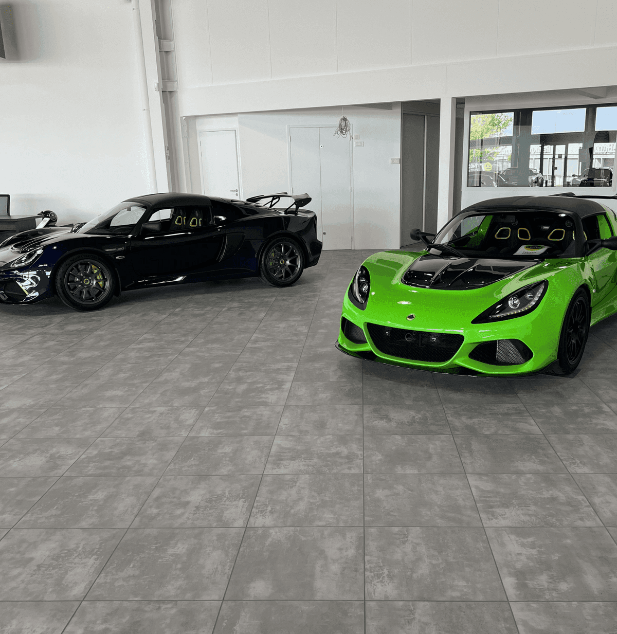 Pavimentos modulares em showroom automóvel