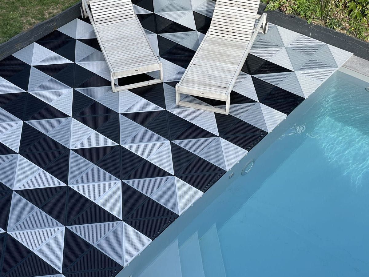 Pavimentos modulares Keep on Flooring instalados em deck exterior junto à piscina